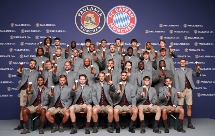 世俱杯赛程-拜仁新赛季启程：全队手持啤酒共拍官方全家福