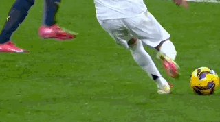 1740328159075035303.gif 世俱杯2025-【西甲】魔笛世界波小熊破门!皇马2比0赫罗纳